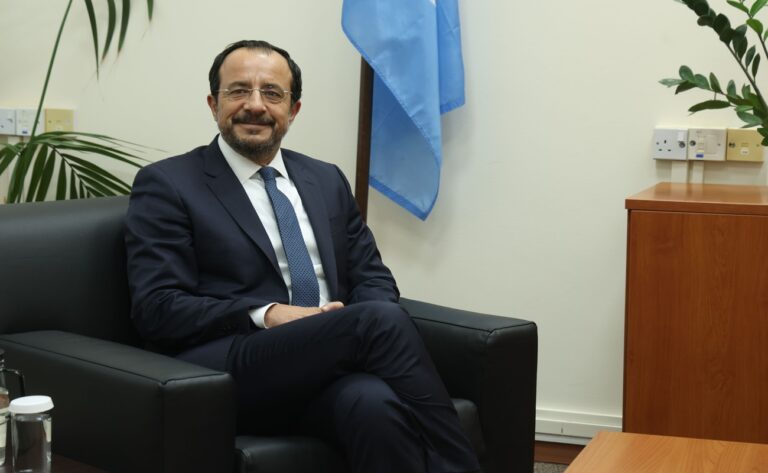 Συζήτησαν κατ’ ιδίαν συγκλίσεις, μεθοδολογία και ΜΟΕ με Έρχιουρμαν-Βάζει «θετικό πρόσημο» ο ΠτΔ