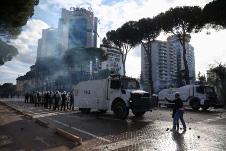 Αλβανία: Μολότοφ, δακρυγόνα και πετροπόλεμος στα Τίρανα-1