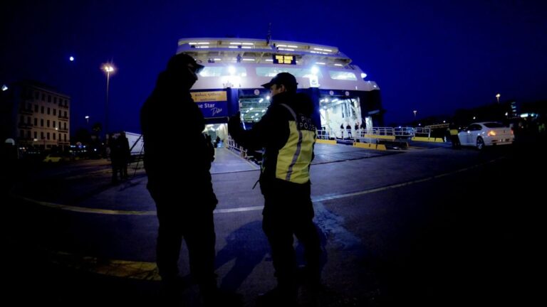 Πτώση οχήματος στο λιμάνι του Πειραιά