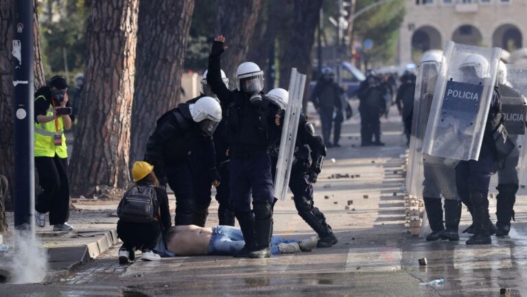 «Πολεμικό» κλίμα στα Τίρανα: Επιμένει στον διάλογο ο Ράμα, με νέες διαδηλώσεις απαντούν οι φοιτητές