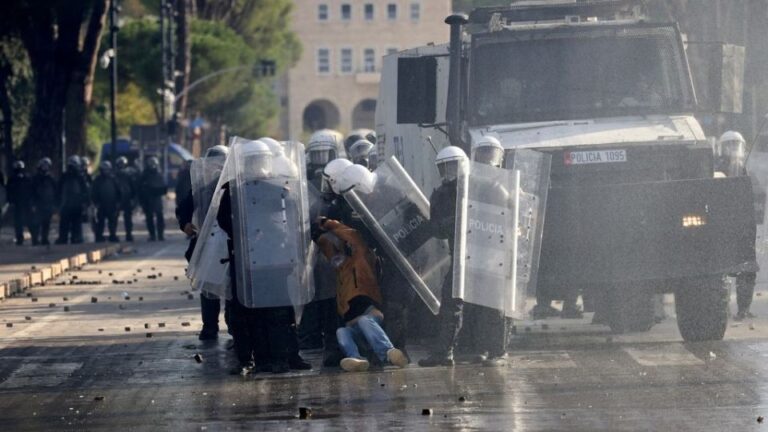 Χάος στην Αλβανία: Η Αστυνομία ρίχνει πλαστικές σφαίρες