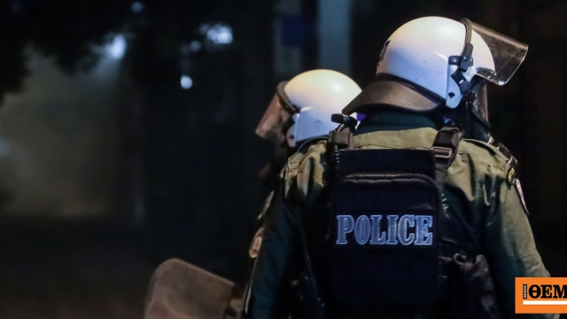 Επεισόδια στα Εξάρχεια τα ξημερώματα με πέτρες κατά πυροσβεστών που πήγαν να σβήσουν φωτιά σε κάδους, δύο συλλήψεις