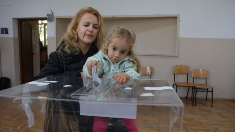 Βουλγαρία: Η απερχόμενη πρόεδρος Ιλιάνα Γιότοβα και ο Αντρέι Γκιούροφ στον β' γύρο των εκλογών