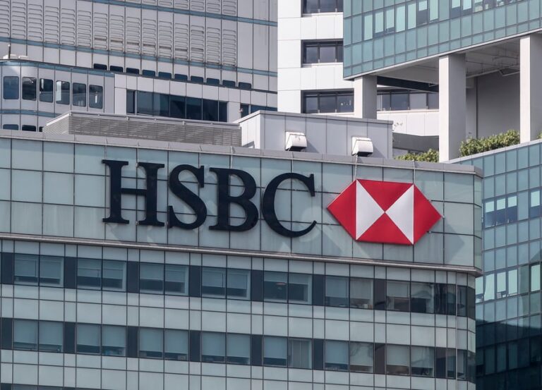 Η HSBC υποβαθμίζει τις παγκόσμιες μετοχές σε «ουδέτερες» - «Βλέπει» κινδύνους από Μέση Ανατολή και Τεχνητή Νοημοσύνη