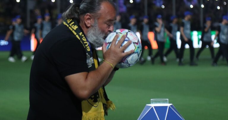 Ο Μάριος Ηλιόπουλος φίλησε την μπάλα του Champions League