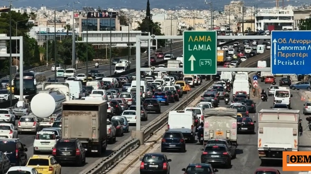 Τροχαίο στον Κηφισό: Αυτοκίνητο συγκρούστηκε με μηχανή στο ύψος των ΚΤΕΛ, δυσχέρεια στην κυκλοφορία