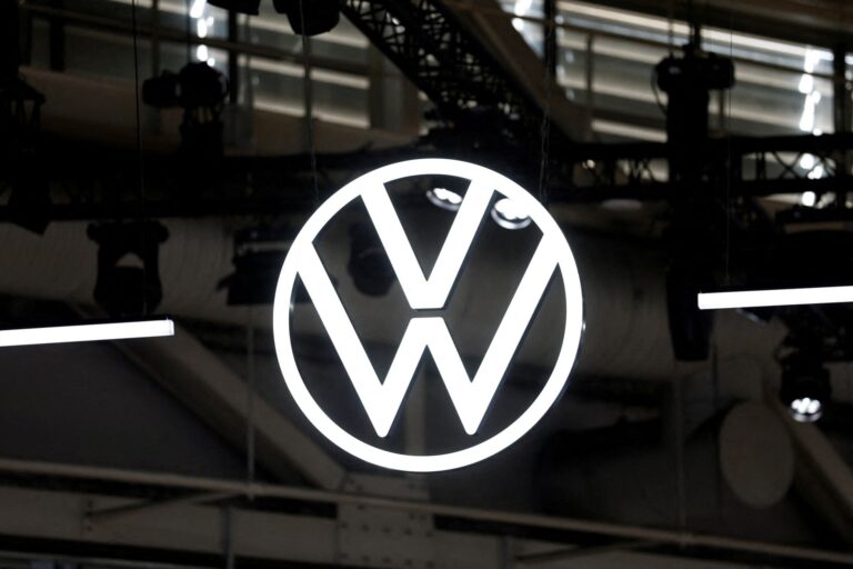 Οι εργαζόμενοι της Volkswagen απειλούν με απεργίες από Ιανουάριο – Αντιδρούν για το «πάγωμα» μισθών έως το 2030