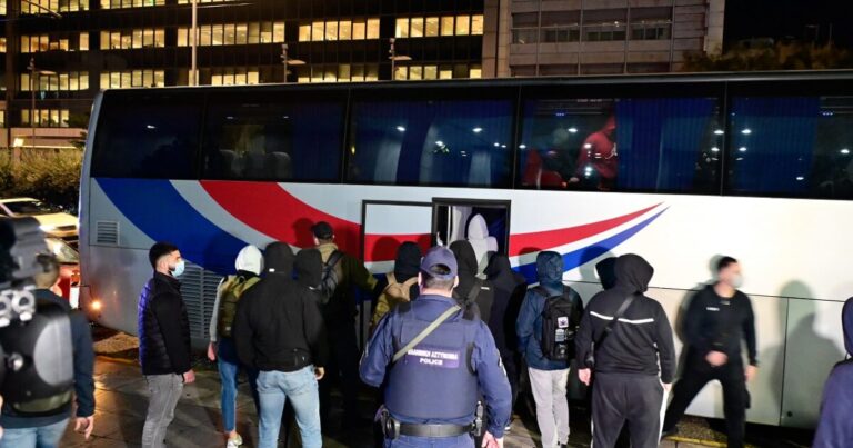 «Το Χωριάτικο»: Στην Ευελπίδων ο ιδιοκτήτης και οι ακόμη 58 συλληφθέντες – Η κινηματογραφική μεταγωγή